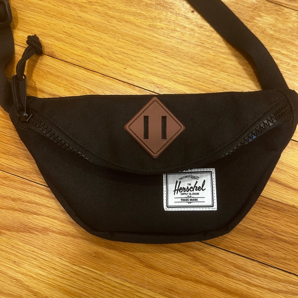 Hershel black canvas Fanny pack excellent condition